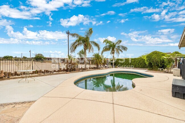 Building Photo - Cozy home on large lot with pool and Solar!