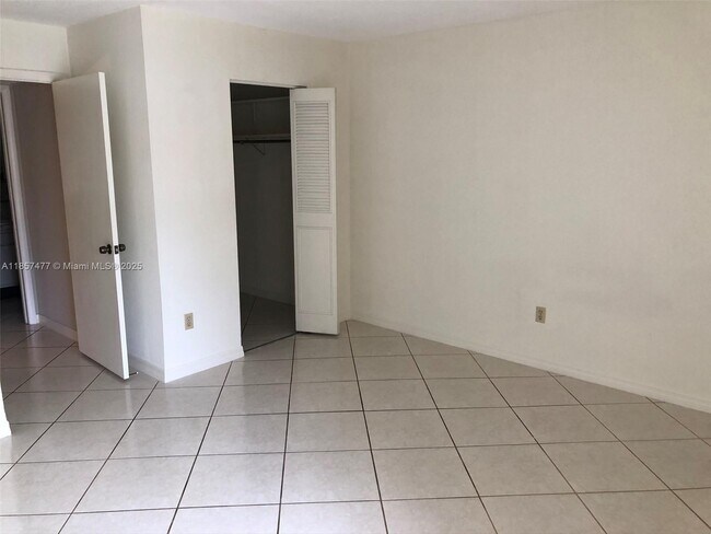 Building Photo - 10748 N Kendall Dr