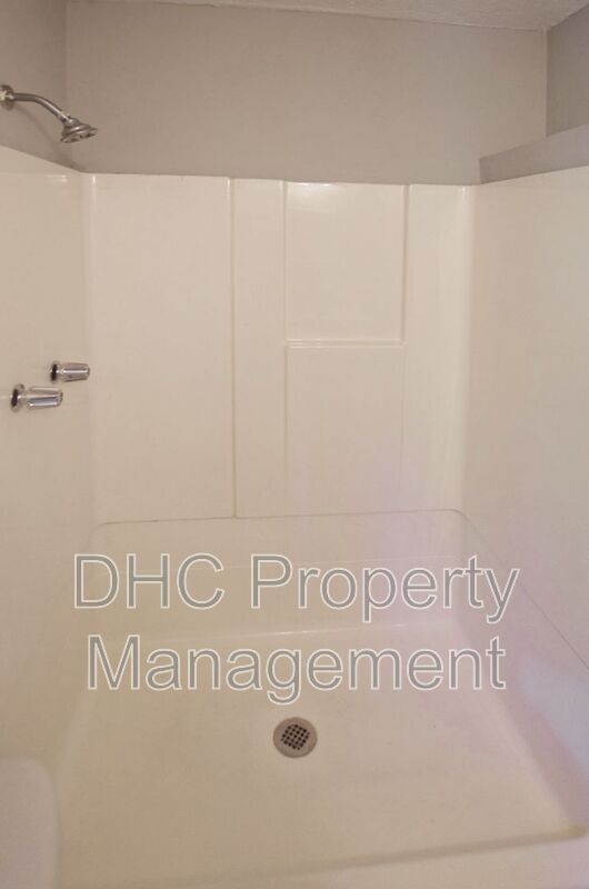 Building Photo - 210 Creekwood Ln