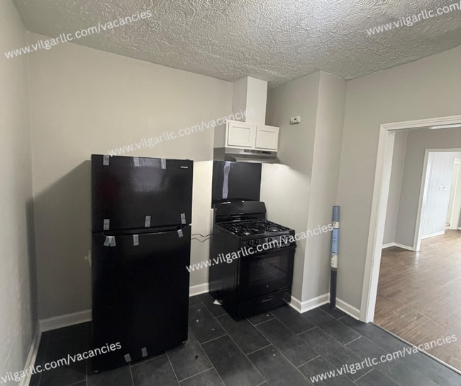 Building Photo - FOR RENT — SPACIOUS 3 BED / 1 BATH HOME