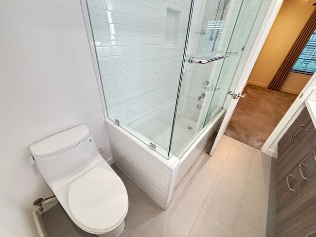 Building Photo - Beautiful 2 Bedroom 2 Bath Condo