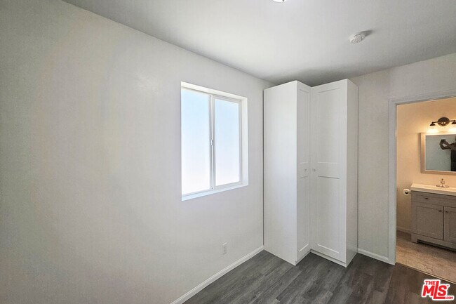 Building Photo - 8454 Zelzah Ave