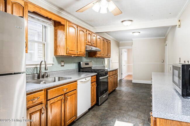 Building Photo - 614 E Brandeis Ave