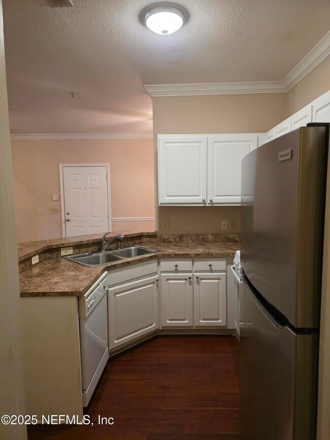 Building Photo - 13810 Sutton Park Dr N