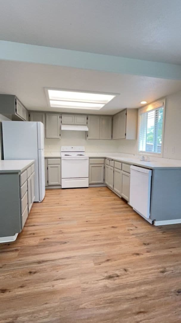 Building Photo - 3 Bedroom 2 Bath Home with a 2 Car Attache...