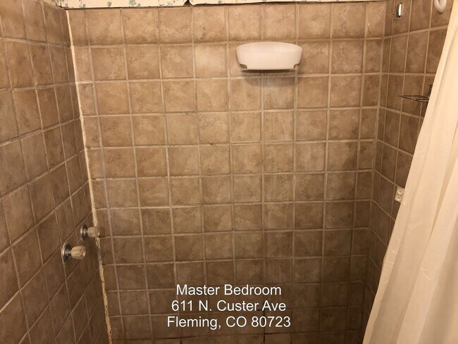 Building Photo - 611 N Custer Ave