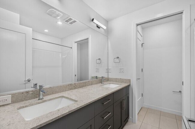 Building Photo - ULTRA-MODERN Air Conditioned Townhome in Beacon Hill (1st Month Free)