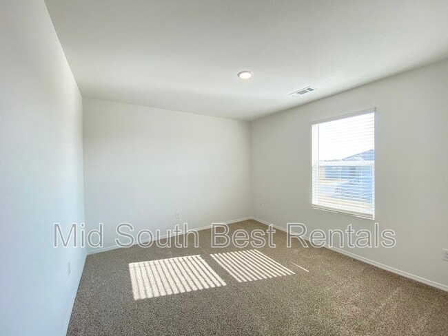 Building Photo - 52 Kelton Ln