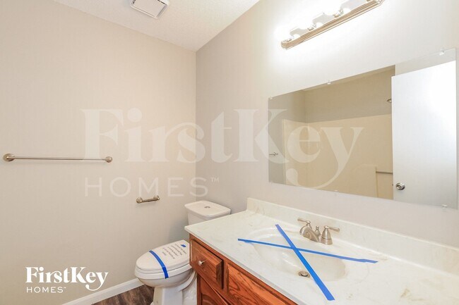 Building Photo - 2116 NE Cromwell St