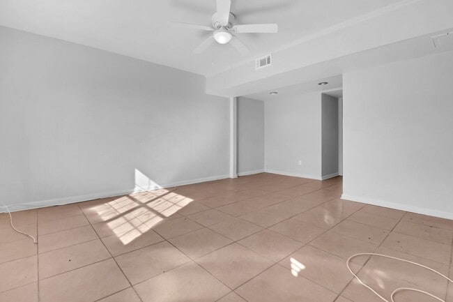 Building Photo - 4 BR, 2 BATH townhouse in downtown Charleston, SC.