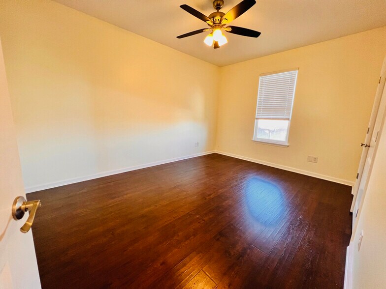 Building Photo - 1624 16th Ave S