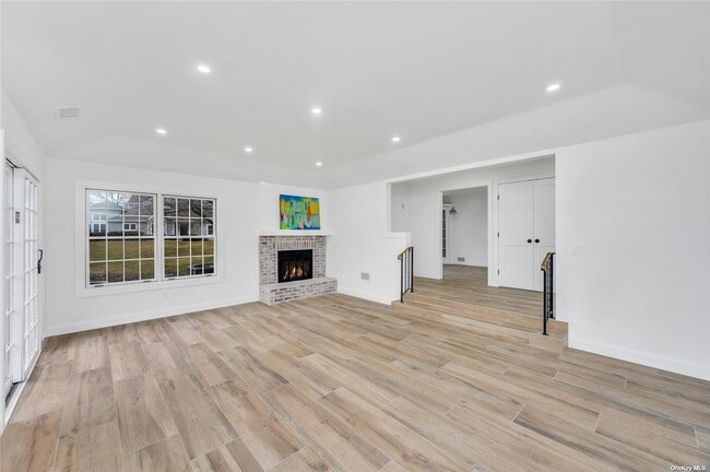 Building Photo - 141 Lakebridge Dr N