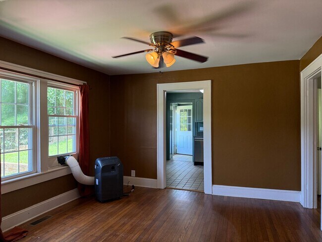 Building Photo - Fantastic 3 Bedroom Bungalow