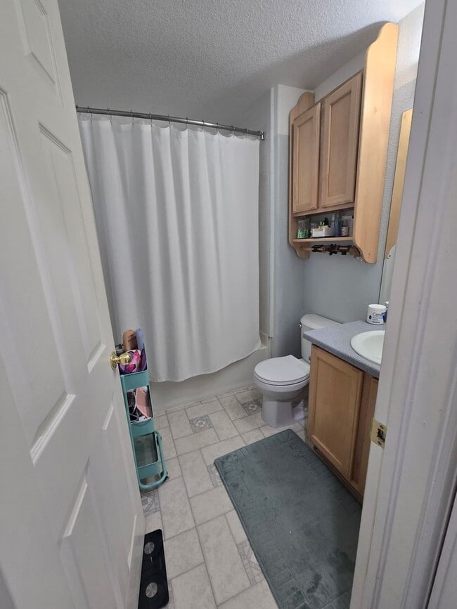 Building Photo - Updated 3BR Townhouse with Garage Availabl...