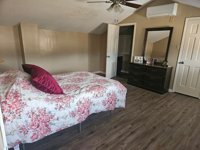 Building Photo - 2 or 3 Bed / 2 Bath Condo in Greenbriar Available Soon!