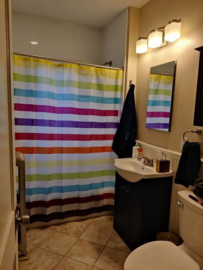 Building Photo - Large Recently Renovated Unit, Free Laundry, Parking Included, Stainless Steel Appliances