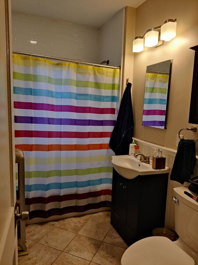 Building Photo - No brokers fee, Large Recently Renovated Unit, Free Laundry, Parking Included, Stainless Steel Ap...