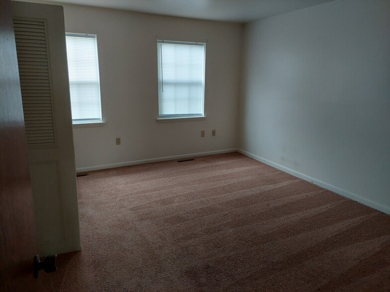 Building Photo - 16 Gray Plz