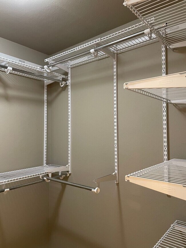 Building Photo - ? Beautifully Updated Home in a Peaceful, Highly Desirable Fisher’s Landing Community ?