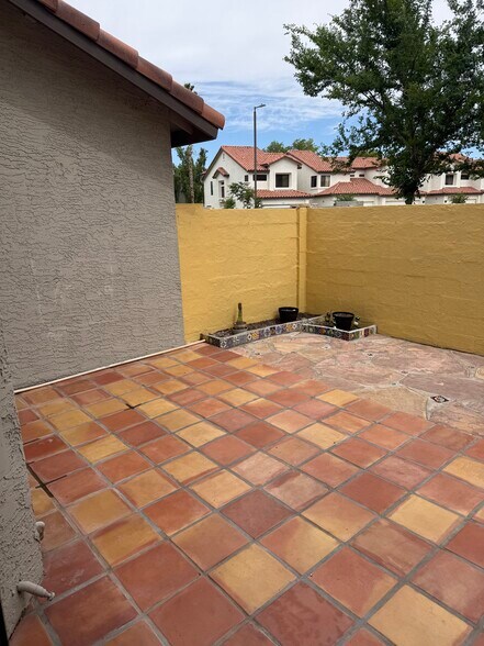 Building Photo - 1110 W Mango Dr