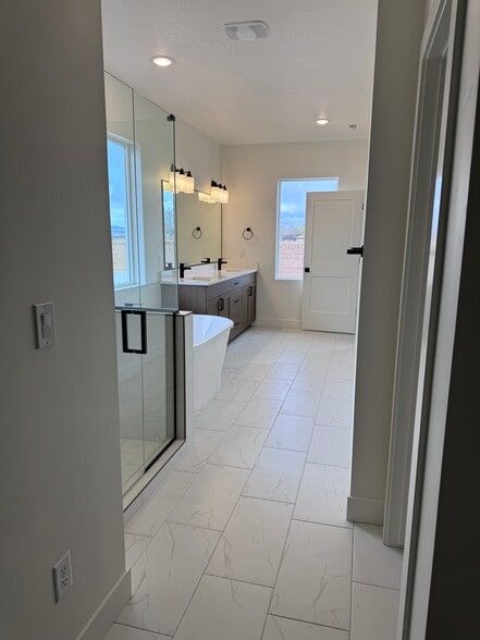 Master Bath - 4404 W 300 N