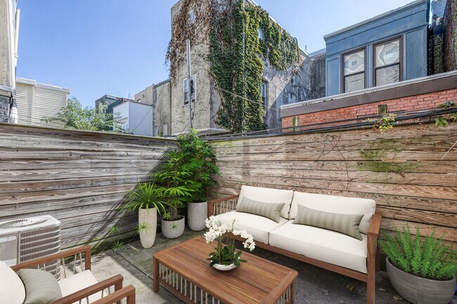Building Photo - Queen Village Townhome