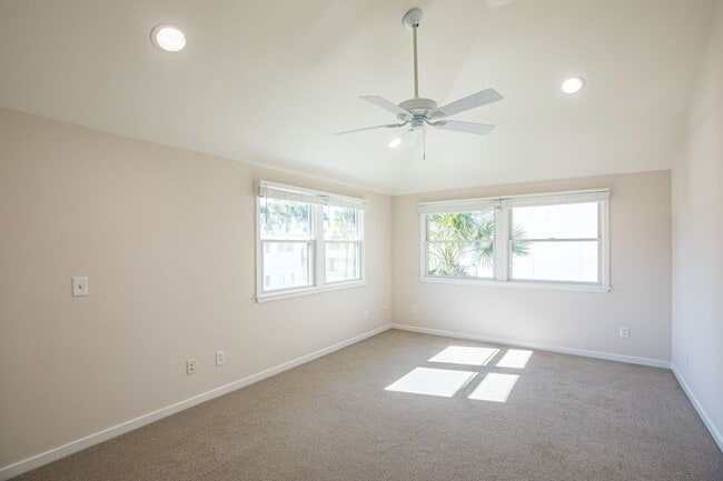 Building Photo - Renovated Beach House