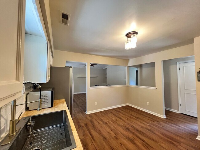 Building Photo - Updated brick ranch in REDWING