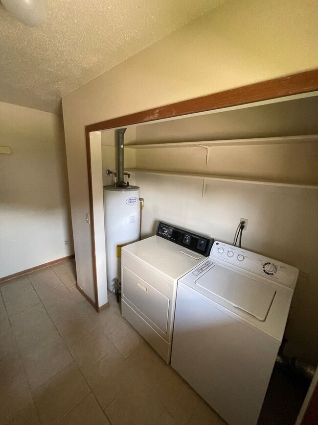 Building Photo - Bev House - 4 Bedroom, 1.5 Bath House - Av...