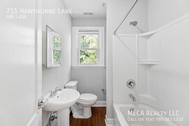 Building Photo - 715 Hawthorne Ln