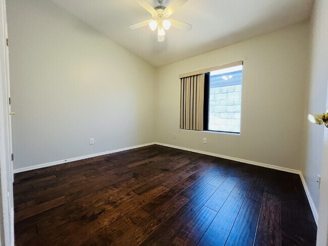 Building Photo - 3 Bedroom Home in North Phoenix