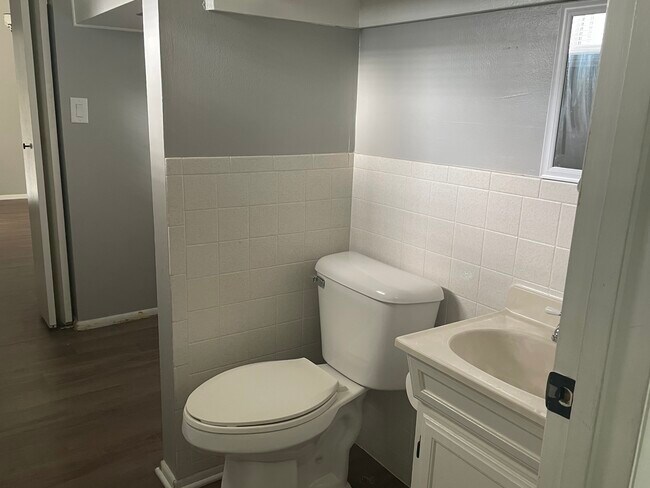 Building Photo - 509 6th Ave