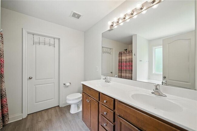 Building Photo - 301 Parkmont Way