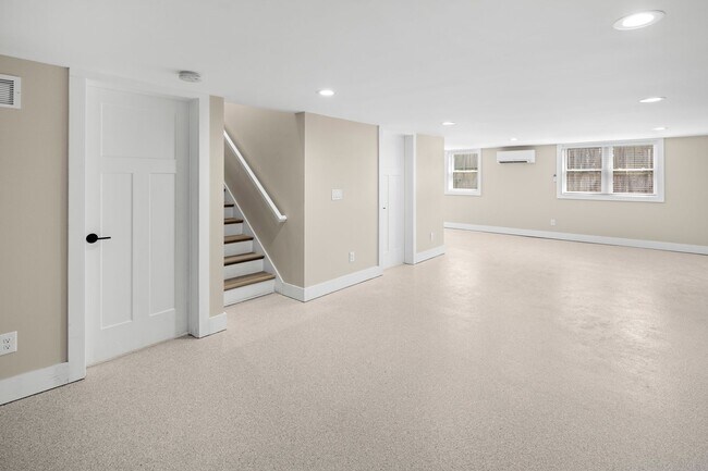 Building Photo - Beautiful Home - Excellent Kenilworth Location!