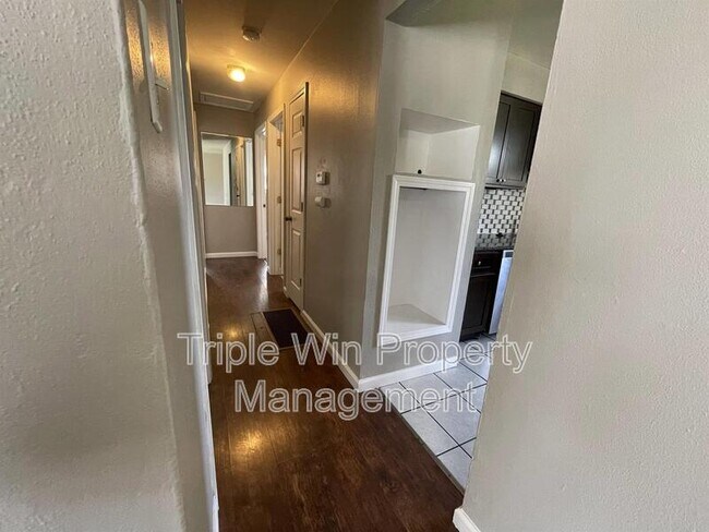 Building Photo - 1105 S Waterford Dr