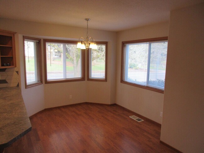 Building Photo - Great Three Bedroom in South Salem