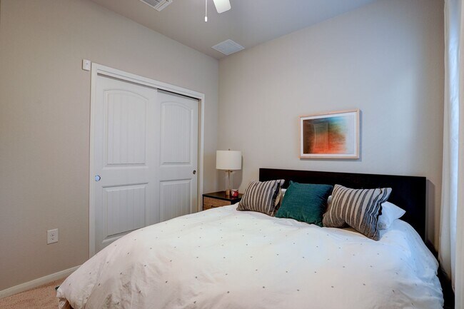 Building Photo - Warm & Spacious 3 Bed, 2 Bath Home with Fenced Backyard