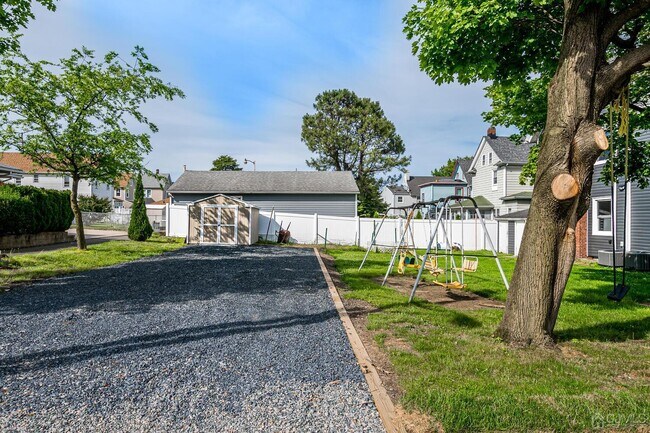 Building Photo - 324 Main St