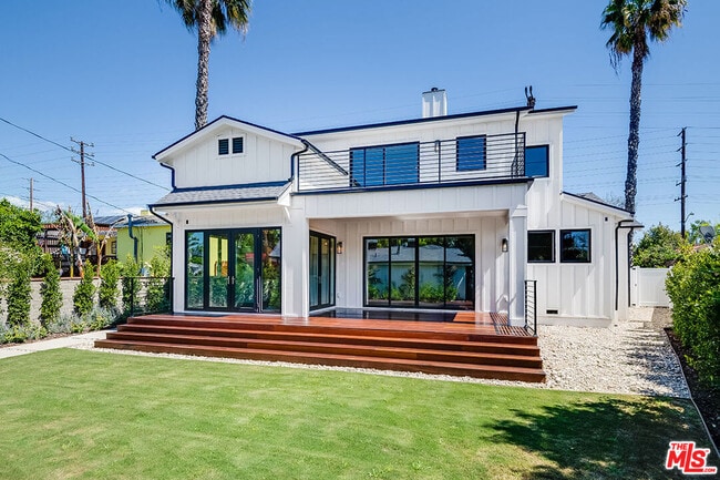 Building Photo - 4963 Clybourn Ave