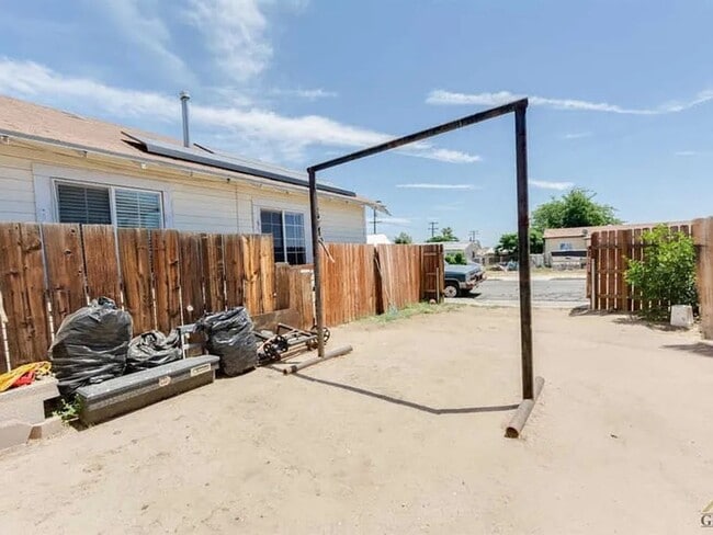 Building Photo - Charming 3 Bedroom Home in the Heart of Taft!