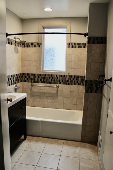 Upstairs Bathroom - View 1 - 3212 Poppleton Ave