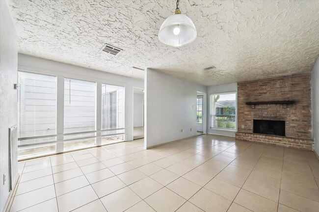 Building Photo - 6407 S Briar Bayou Dr