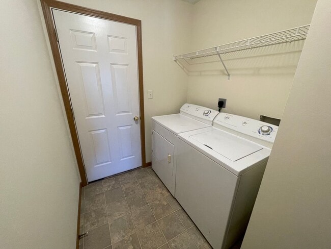 Building Photo - Large 2 Bedroom Condo