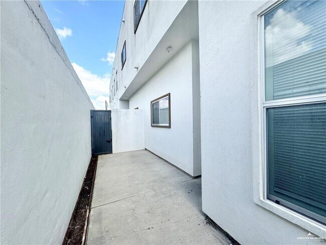 Building Photo - 4217 Colbath Ave