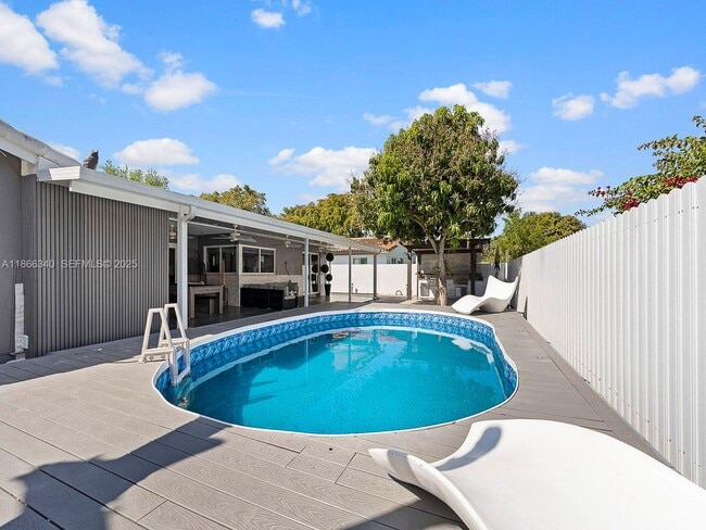 Building Photo - 6951 Miami Lakeway S