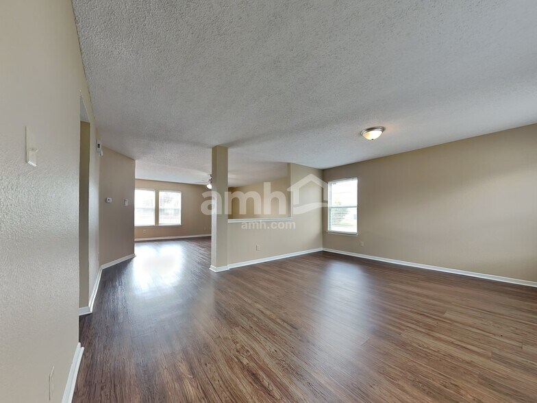 Building Photo - 14470 Forsythia Ln
