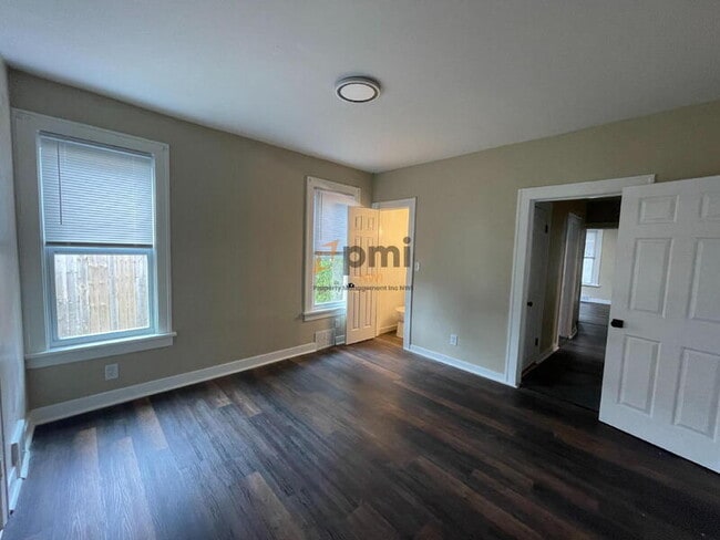 Building Photo - 1204 Manhattan St