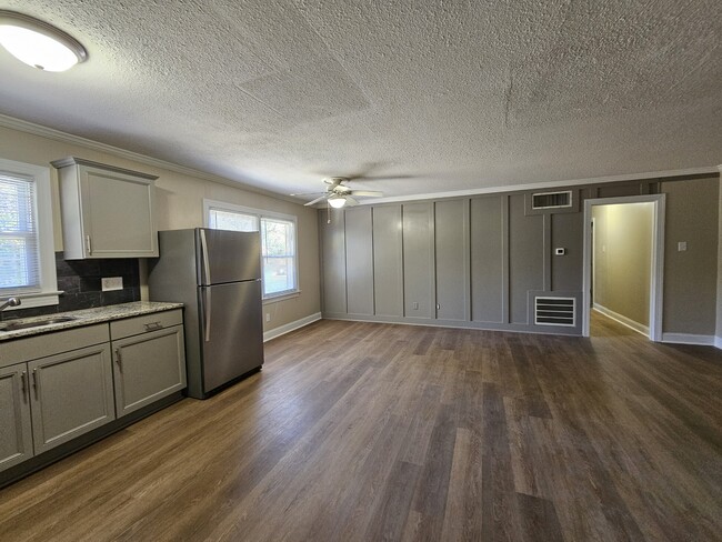 Building Photo - 718 E Maple Ave