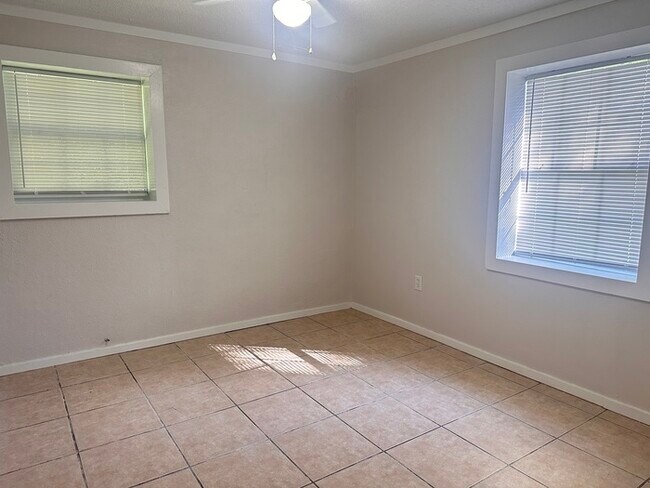 Building Photo - 2/1 Energy Efficient Cottage in Cantonment