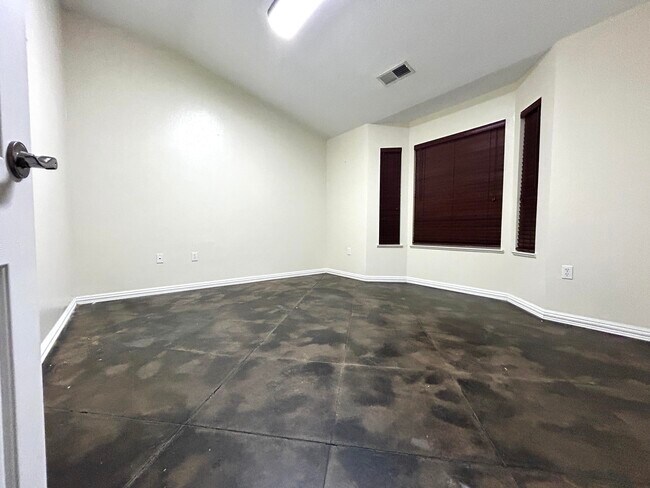 Building Photo - 1001 Pinzon St NW